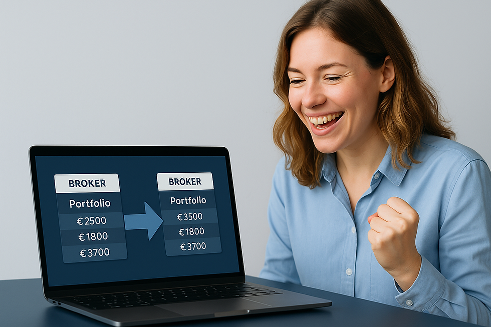 Vrouwelijke belegger blij achter laptop