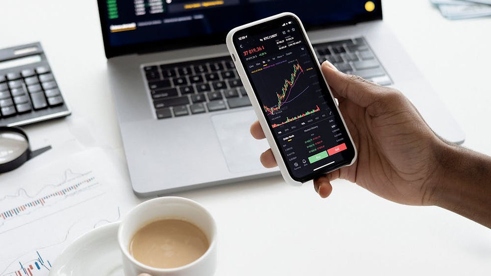 Persoon die beleggingsdata bekijkt op laptop, modern kantoor met financiële grafieken